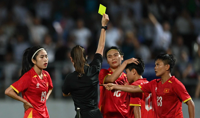 Làn sóng giận dữ khắp Đông Nam Á: Tổ trọng tài tước bàn thắng Việt Nam sẽ phải trả giá